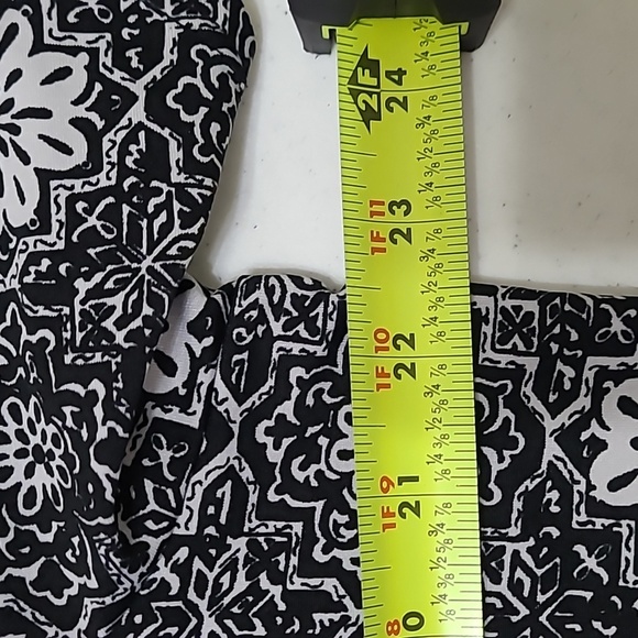 New Directions Black & White Cold Shoulder Tunic size 1X - Picture 6 of 7